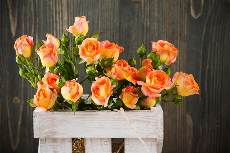 Róże - rozy-oranzhevye-iashchik-buket.jpg